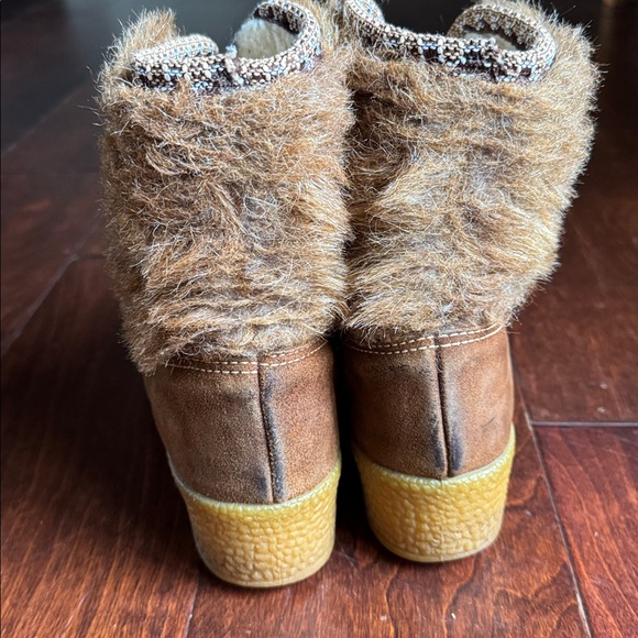 Vintage Women’s Faux Fur Wedge Suede Boots, Size 8, color Brown. - Picture 4 of 9